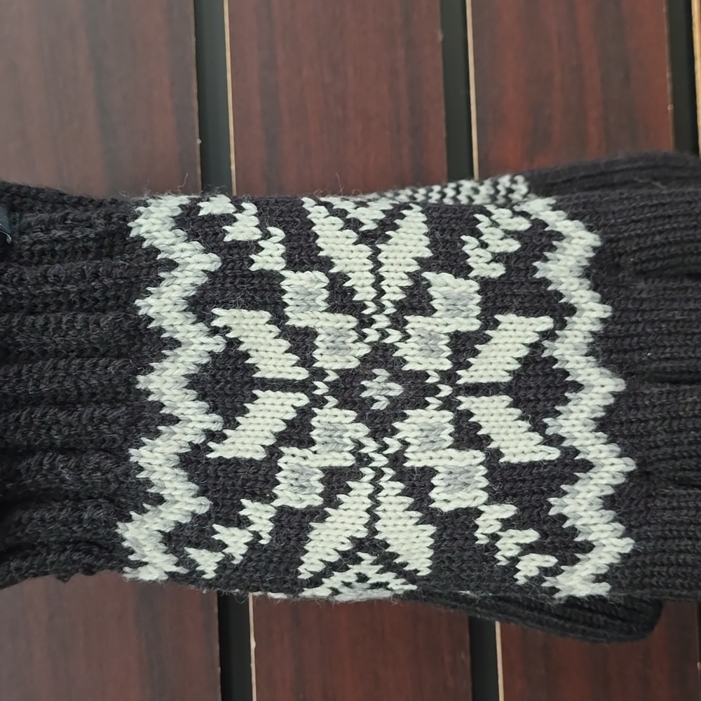 Isotoner | Adult Snowflake Knit Gloves – Black | Sherpasoft Lined | OSFM - Picture 4 of 8